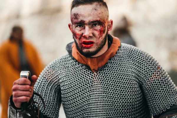 As emoções malignas de um jovem guerreiro que vai para a batalha com o — Fotografia de Stock