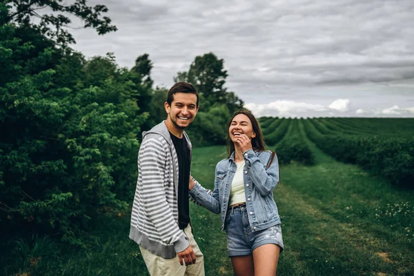 Jong liefdevol paar, vrouw en man, zachtjes knuffelen met ogen clo — Stockfoto