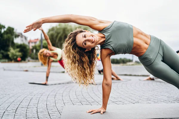 Eine Gruppe sportlicher Frauen praktiziert Yoga-Übungen auf der Matte — Stockfoto