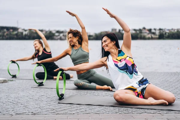 Eine Gruppe sportlicher Frauen macht Dehnübungen mit einer Spezies — Stockfoto