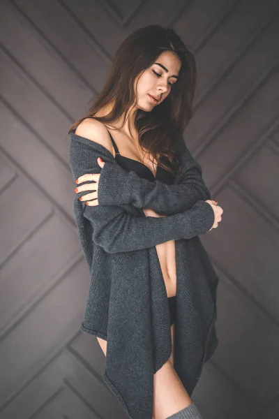 Nude young brunette woman with long hair is wrapped in a gray ca — 스톡 사진