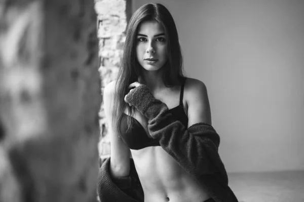 Giovane bruna in biancheria intima nera, ginocchiere a maglia e cardiga — Foto Stock