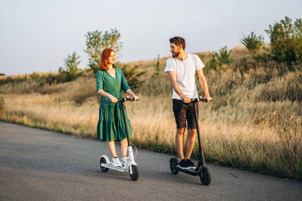 Giovane coppia in vacanza divertendosi a guidare scooter elettrico su — Foto Stock