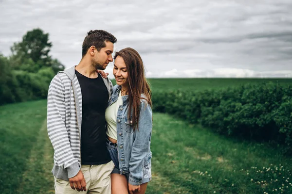 Joven pareja amorosa, mujer y hombre, abrazándose suavemente con los ojos clo —  Fotos de Stock