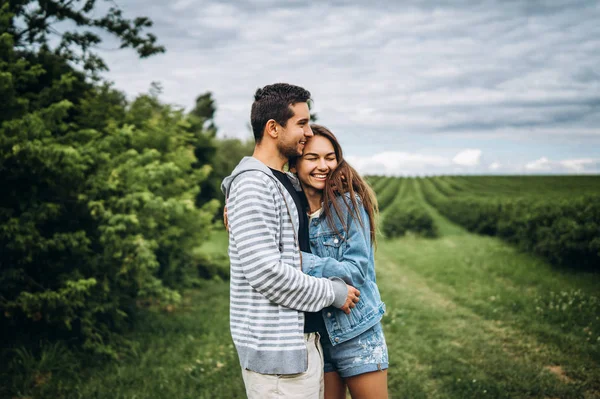 Unga kärleksfulla par, kvinna och man, försiktigt kramas med ögon clo — Stockfoto