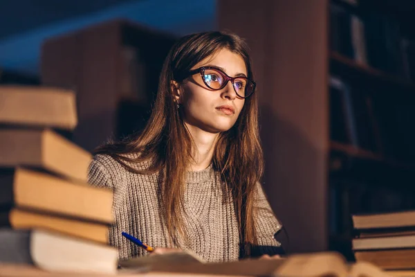 Szemüveges fiatal diák készül a vizsgára. Lány az előestén — Stock Fotó
