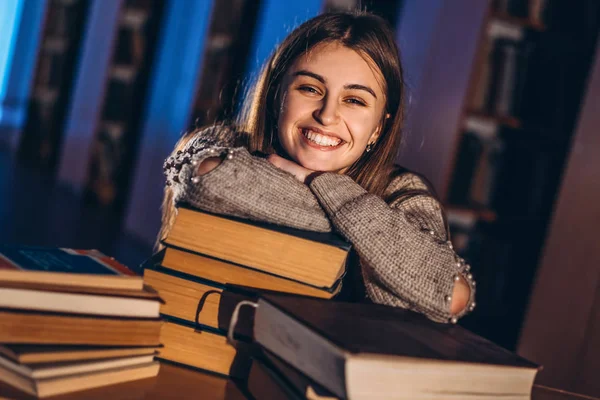 Felice sorridente studentessa ha completato la preparazione all'esame . — Foto Stock