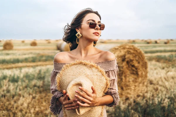 Femme souriante dans des lunettes de soleil avec les épaules nues sur un fond — Photo