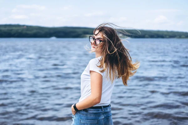 Retrato Una Hermosa Joven Con Gafas Elegantes Chica Camiseta Blanca — Foto de Stock