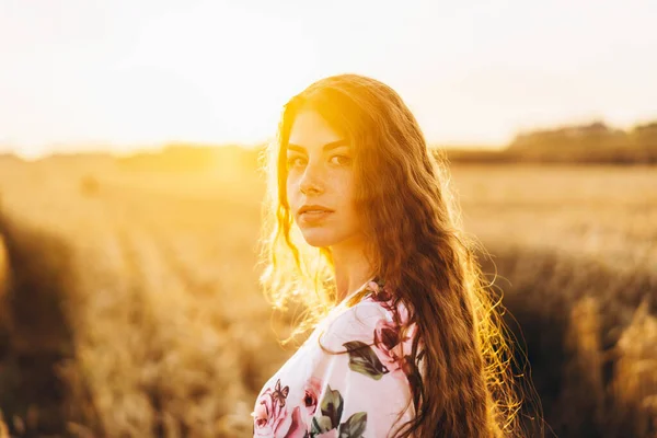 Ritratto Una Bella Giovane Donna Con Capelli Ricci Lentiggini Viso — Foto Stock