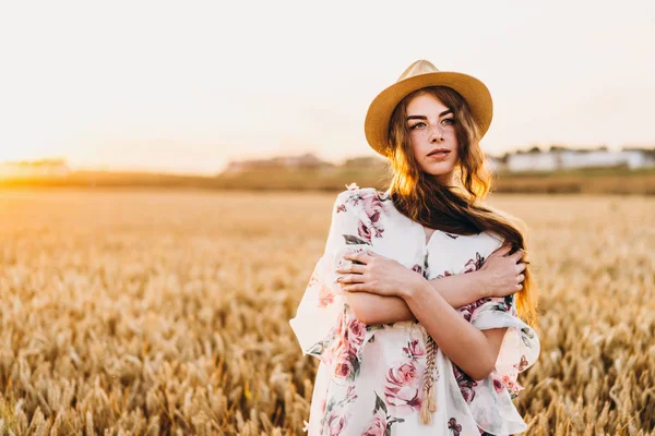 Incredibile Giovane Donna Con Lunghi Capelli Ricci Lentiggini Viso Donna — Foto Stock