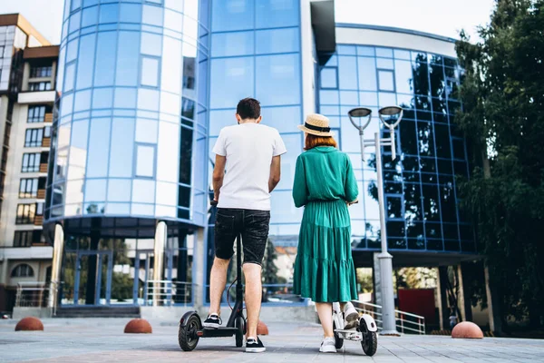 Uomo Donna Scooter Elettrici Bianco Nero Vista Posteriore Tecnologie Dei — Foto Stock