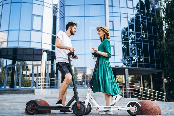 Ritratto Figura Intera Una Giovane Coppia Romantica Con Scooter Elettrici — Foto Stock