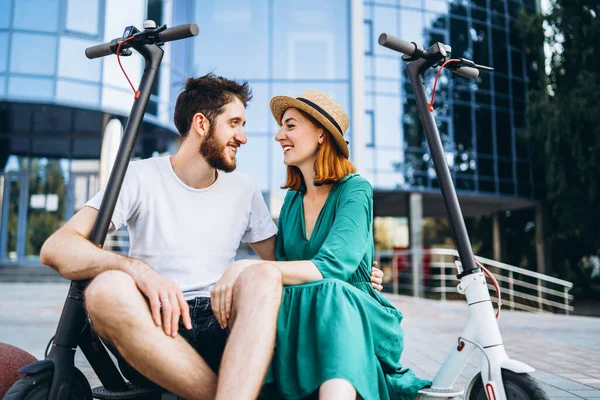 Twee Aantrekkelijke Mensen Zitten Chillen Bij Het Glazen Gebouw Met — Stockfoto