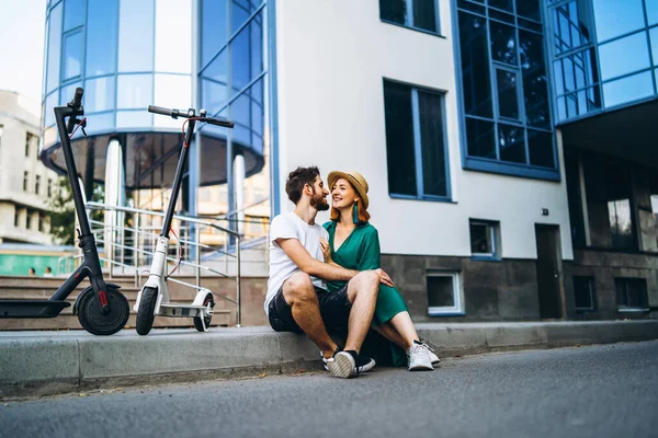 Jonge Liefdevolle Paar Ontspannen Zitten Buurt Van Een Modern Glazen — Stockfoto