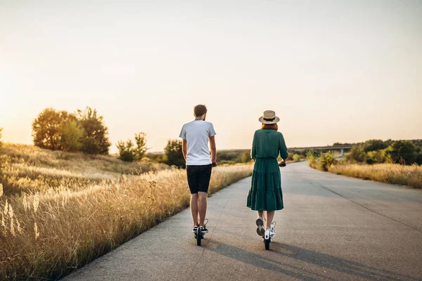 Jong Stel Vakantie Hebben Plezier Rijden Elektrische Scooter Weg Het — Stockfoto