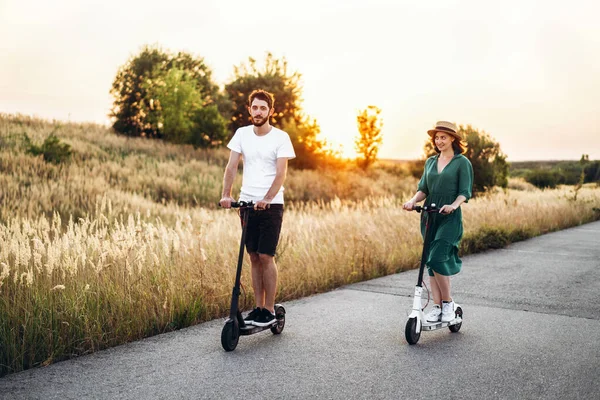 Coppia Felice Che Cammina Sugli Scooter Una Giovane Donna Abito — Foto Stock