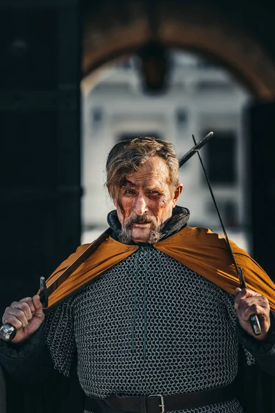 Retrato Guerreiro Sênior Medieval Armadura Após Uma Batalha Com Sangue — Fotografia de Stock