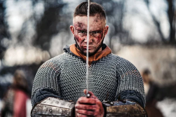 Jovem Homem Forte Traje Guerreiro Medieval Segura Uma Espada Suas — Fotografia de Stock