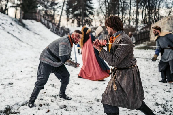 Dois Antigos Guerreiros Armadura Com Armas Lutando Com Espadas Neve — Fotografia de Stock