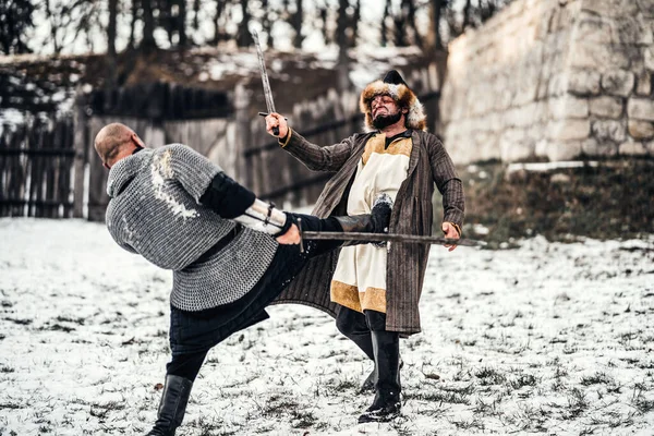 Batalha Dois Guerreiros Armadura Com Armas Lutando Com Espadas Neve — Fotografia de Stock