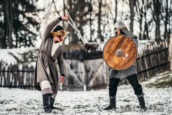 Dois Antigos Guerreiros Armadura Com Armas Lutando Com Espadas Neve — Fotografia de Stock