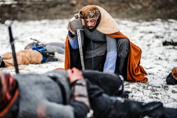 Guerreiro Medieval Armadura Cadeia Manto Ajoelha Frente Soldados Que Morreram — Fotografia de Stock