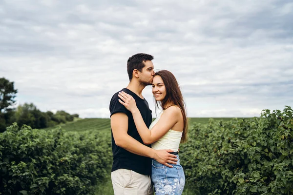 Joven Pareja Amorosa Abrazándose Suavemente Fondo Las Plantaciones Grosellas Verdes —  Fotos de Stock