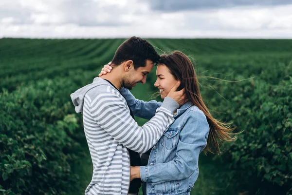 Giovane Coppia Amorevole Abbracciarsi Delicatamente Sullo Sfondo Piantagioni Ribes Verde — Foto Stock