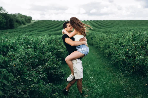 Ett Ömt Kärleksfullt Par Som Går Ett Vinbärsfält Mannen Virvlar — Stockfoto