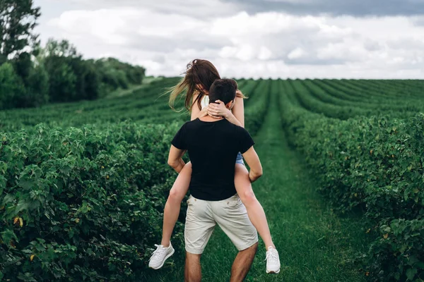 Casal Carinhoso Que Anda Num Campo Groselha Homem Gira Mulher — Fotografia de Stock