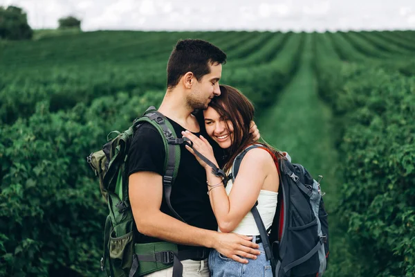 Retrato Jovem Casal Feliz Com Mochilas Campo Primavera Homem Mulher — Fotografia de Stock