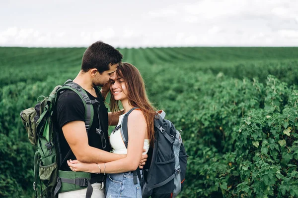 Retrato Feliz Pareja Joven Con Mochilas Campo Primavera Hombre Mujer —  Fotos de Stock