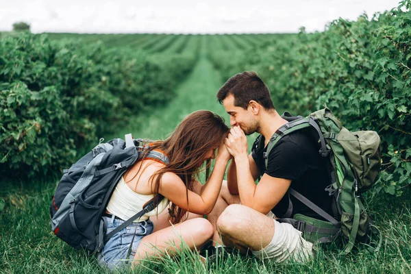 Uomo Donna Con Gli Zaini Sulla Schiena Seduti Abbracciati Sull — Foto Stock