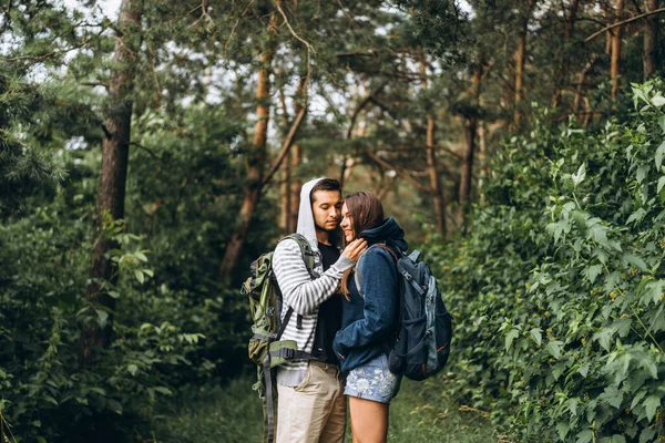 Casal Jovem Com Mochilas Nas Costas Floresta Homem Amoroso Beija — Fotografia de Stock