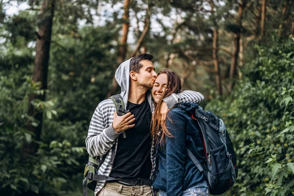 Sırt Çantalı Genç Bir Çift Gülümseyerek Ormanda Yürüyor Yürüyüşün Tadını — Stok fotoğraf