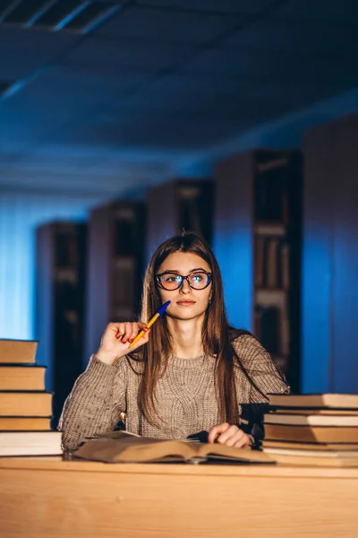 Молодий Студент Окулярах Готується Екзамену Дівчина Ввечері Сидить Столом Бібліотеці — стокове фото