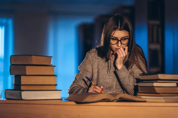 Junger Student Mit Brille Bereitet Sich Auf Die Prüfung Vor — Stockfoto