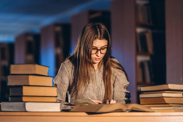 Молодий Студент Окулярах Готується Екзамену Дівчина Ввечері Сидить Столом Бібліотеці — стокове фото