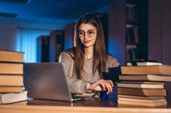 Молода Студентка Ввечері Сидить Столом Бібліотеці Купою Книг Працює Ноутбуці — стокове фото