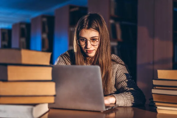 Молода Студентка Ввечері Сидить Столом Бібліотеці Купою Книг Працює Ноутбуці — стокове фото