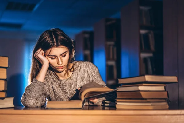 Втомлена Студентка Ввечері Сидить Спираючись Руку Бібліотеці Столом Книгами Викладання — стокове фото