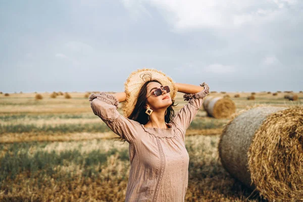 Glimlachende Vrouw Een Zonnebril Met Blote Schouders Een Achtergrond Van — Stockfoto