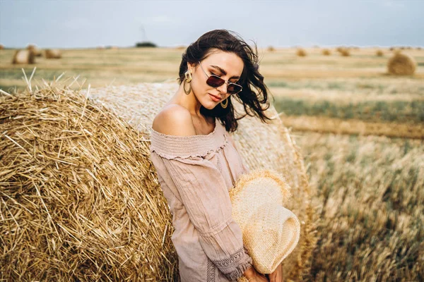 Glimlachende Vrouw Een Zonnebril Met Blote Schouders Een Achtergrond Van — Stockfoto