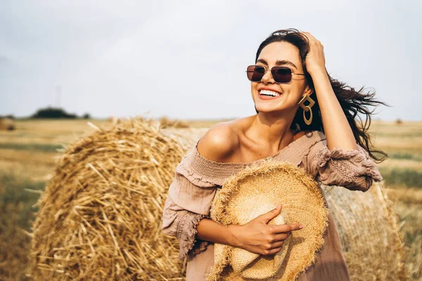 Uśmiechnięta Kobieta Okularach Przeciwsłonecznych Gołymi Ramionami Tle Pola Pszenicy Belami — Zdjęcie stockowe