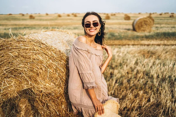 Glimlachende Vrouw Een Zonnebril Met Blote Schouders Een Achtergrond Van — Stockfoto