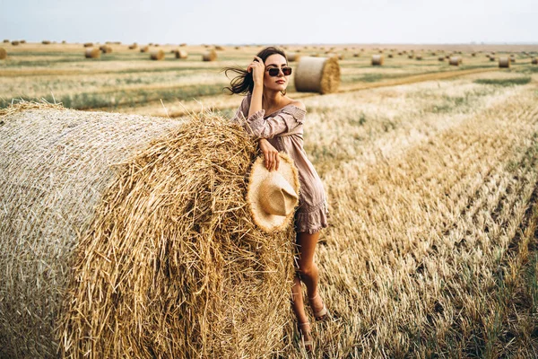 Menina Bonita Com Cabelos Longos Óculos Sol Chapéu Palha Posando — Fotografia de Stock