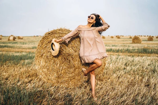 Bella Ragazza Con Capelli Lunghi Occhiali Sole Cappello Paglia Posa — Foto Stock