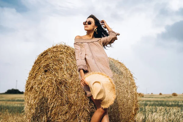 Menina Bonita Com Cabelos Longos Óculos Sol Chapéu Palha Posando — Fotografia de Stock