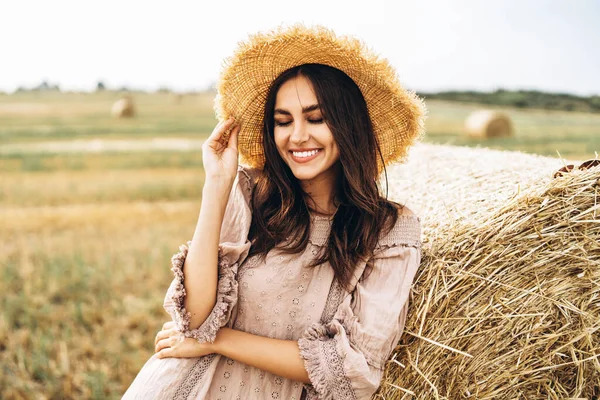 Portrait Rapproché Une Belle Femme Souriante Aux Yeux Fermés Brune — Photo